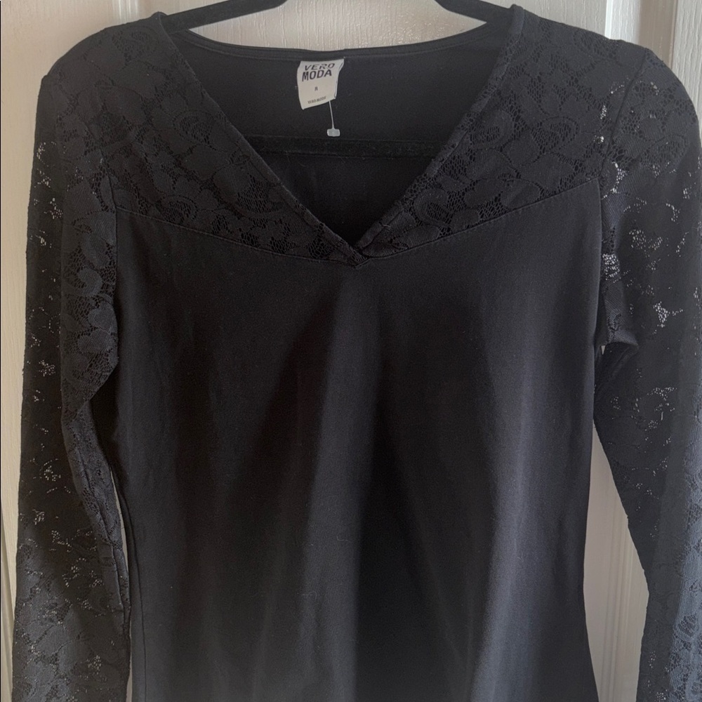 VERO MODA BRAND BLACK TOP WITH BLACK LACE LONG SLEEVES SIZE MEDIUM
PTP 17”